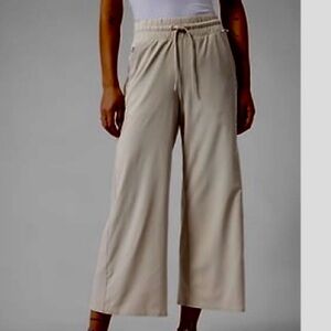 Athleta Avenue wide leg crop pants- size 10